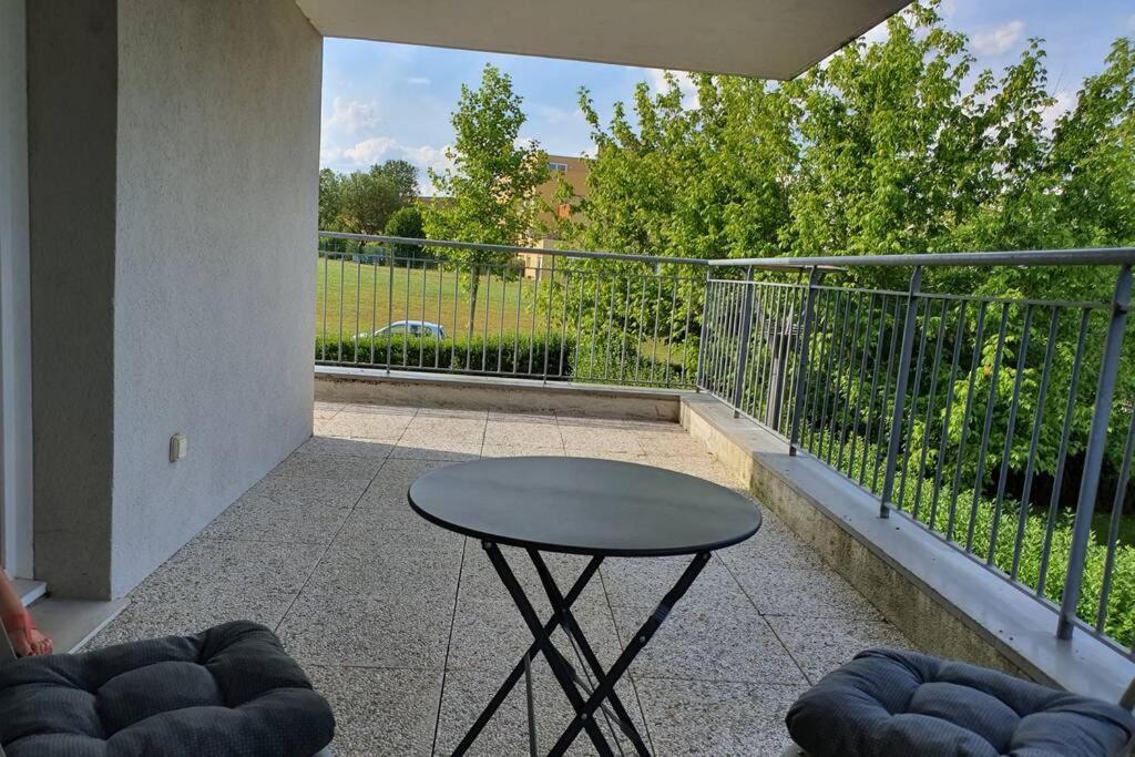 Appartement Contemporain Renove A Neuf Avec Cuisine Equipe - Val De Reuil Val-de-Reuil Dış mekan fotoğraf