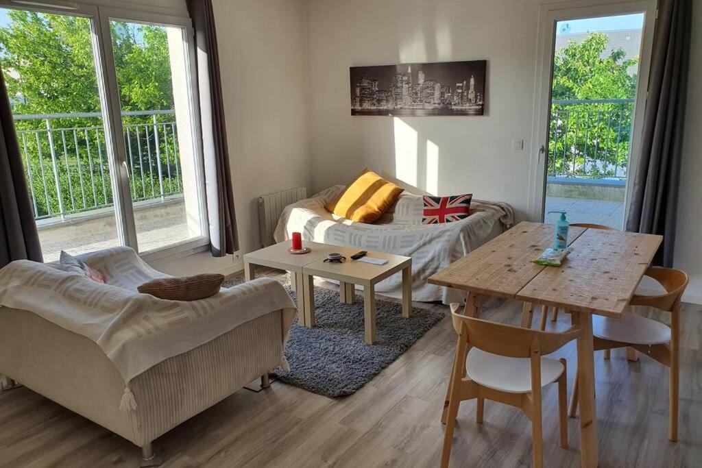 Appartement Contemporain Renove A Neuf Avec Cuisine Equipe - Val De Reuil Val-de-Reuil Dış mekan fotoğraf