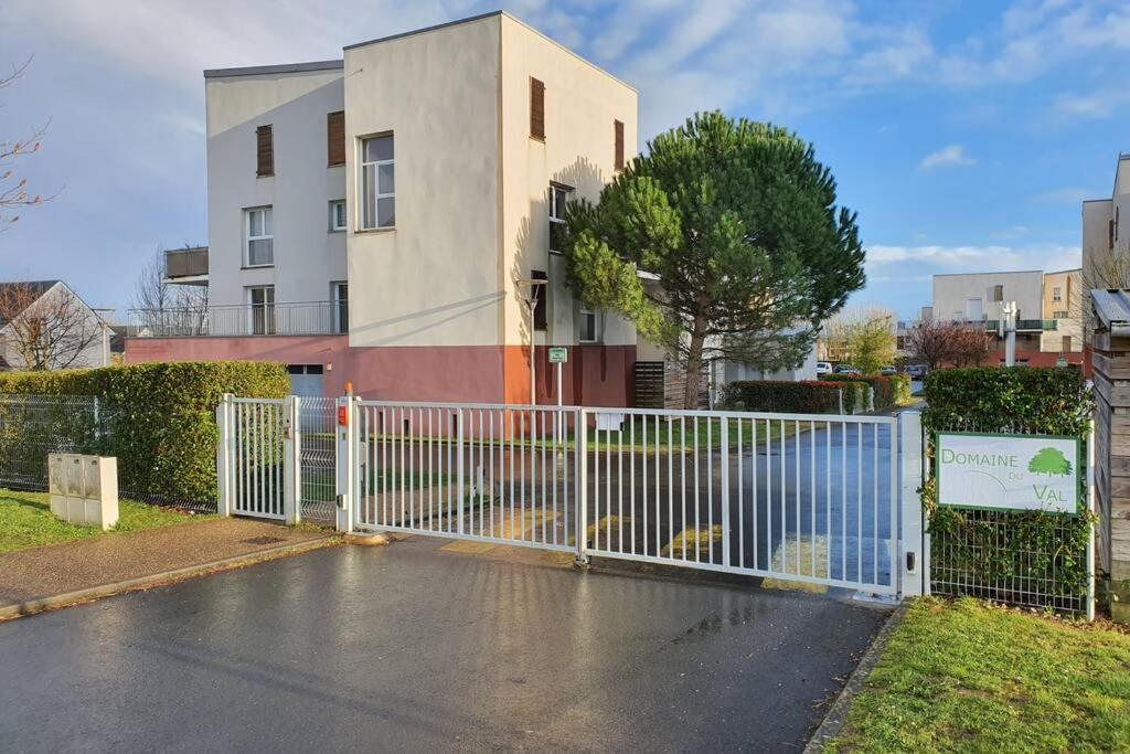 Appartement Contemporain Renove A Neuf Avec Cuisine Equipe - Val De Reuil Val-de-Reuil Dış mekan fotoğraf